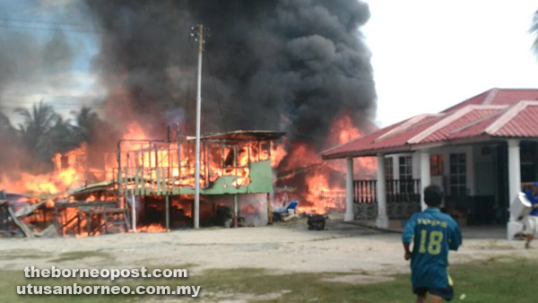 Tujuh rumah  terbakar di  pinggir  Sungai  Dumpil Utusan 
