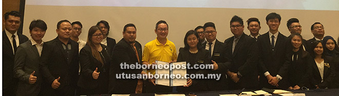  Gan (lima kiri) dan Nur Zaihanirah (tujuh kanan) selepas menandatangani perjanjian persefahaman untuk ‘Project Buddies’ sambil disaksikan oleh Tiang (enam kiri) serta yang lain.