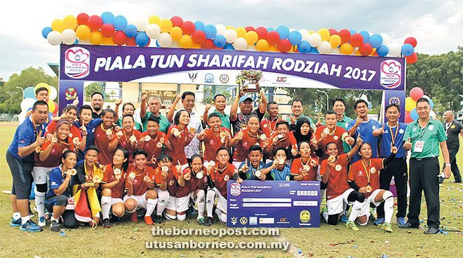  Abdul Karim (tujuh kiri, barisan belakang) bersama meraikan kemenangan Sarawak menjulang Piala Tun Sharifah Rodziah 2017 setelah menumpaskan Kedah 1-0 di Stadium Miri petang semalam.