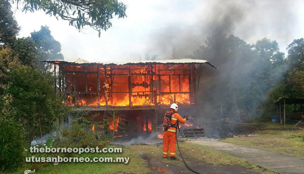  Rumah ranap dijilat api Utusan Borneo Online