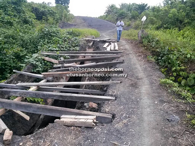 Peruntukan baiki jambatan kayu  rosak runtuh sudah 