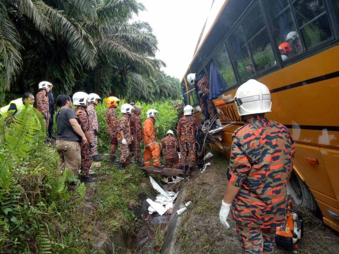 Tiga maut, bas sekolah langgar lori  Utusan Borneo Online