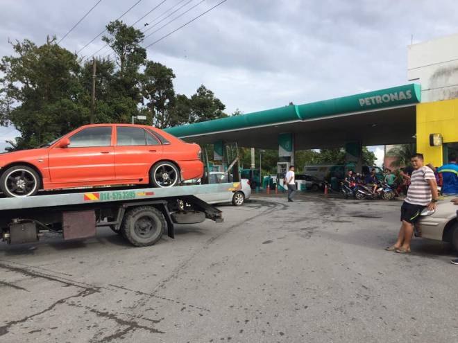 Minyak Tercemar Kereta Rosak Stesen Minyak Petronas Ditutup Sementara Utusan Borneo Online