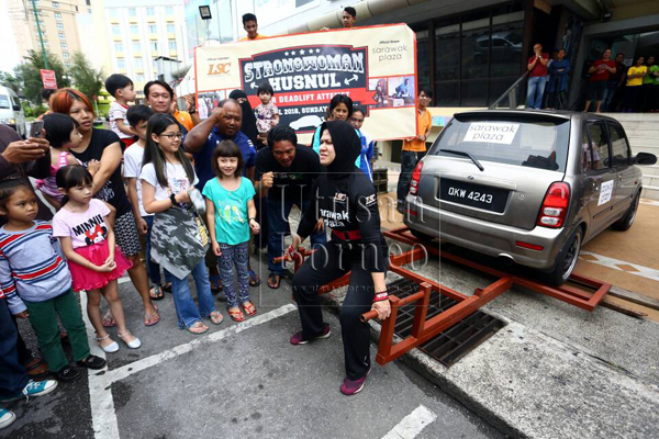 Wanita besi Sarawak pamer kekuatan angkat kereta  Utusan 