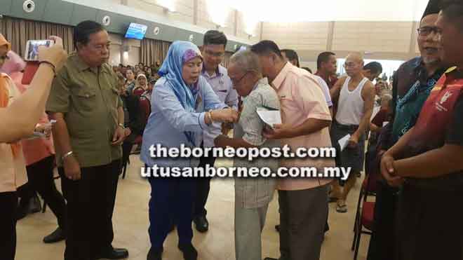 Jamilah serah BR1M kepada 533 penerima di Lundu  Utusan 