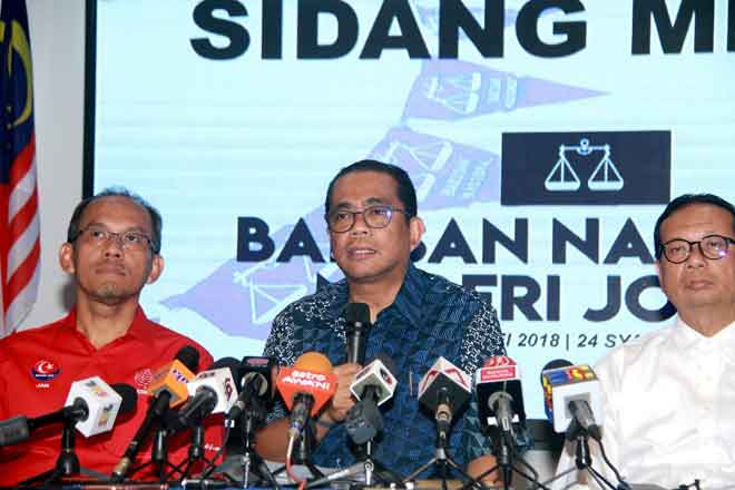 Mohamed Khaled (tengah) ketika sidang akhbar selepas kekalahan BN Johor pada PRU14 di Pejabat Perhubungan UMNO Negeri Johor di Johor Bahru semalam. — Gambar Bernama