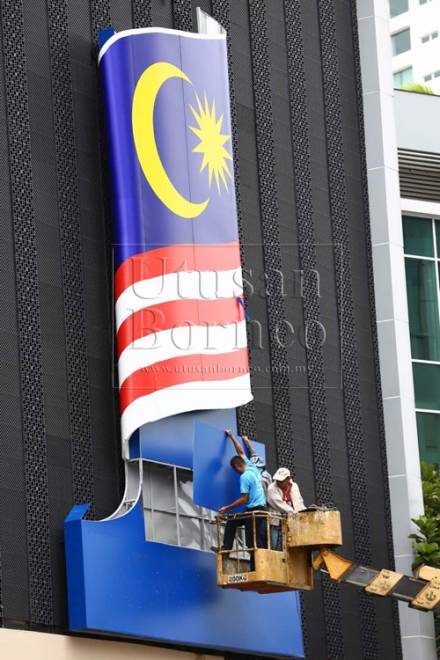 Papan tanda 1Malaysia diturunkan di UTC Sarawak  Utusan 