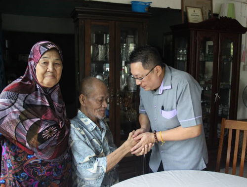 Foto arkib menunjukkan Soloman dan isteri beliau Fatimah menerima kunjungan daripada Wee (kanan) hujung tahun lepas.