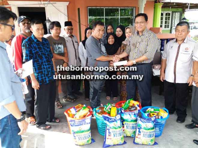 Dr Abdul Rahman Hulur Bantuan Kepada Mangsa Kebakaran Utusan Borneo Online