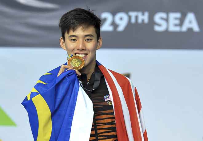  Welson menggigit pingat emas dimenanginya dalam acara 400 meter gaya bebas semasa KL2017.