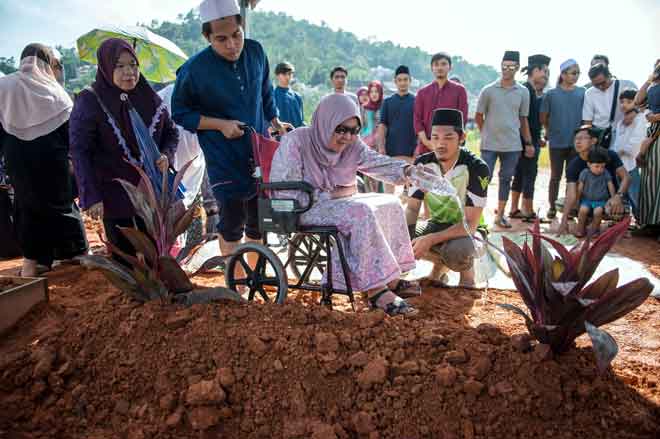 Zainuddin Maidin Selamat Dikebumi Di Tanah Perkuburan Islam Klang Gate Utusan Borneo Online