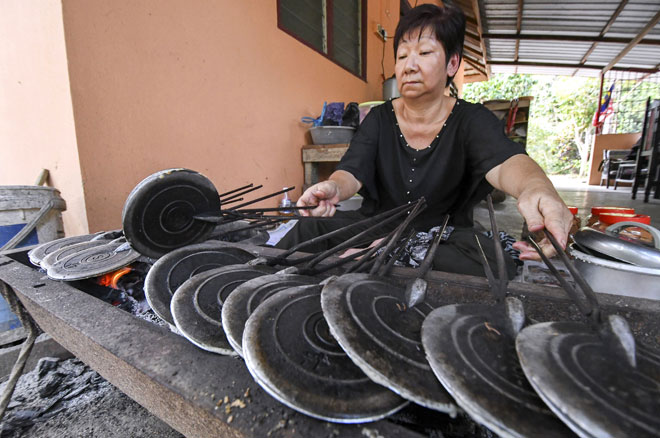 Kua tidak menang tangan siapkan tempahan kuih kapit 