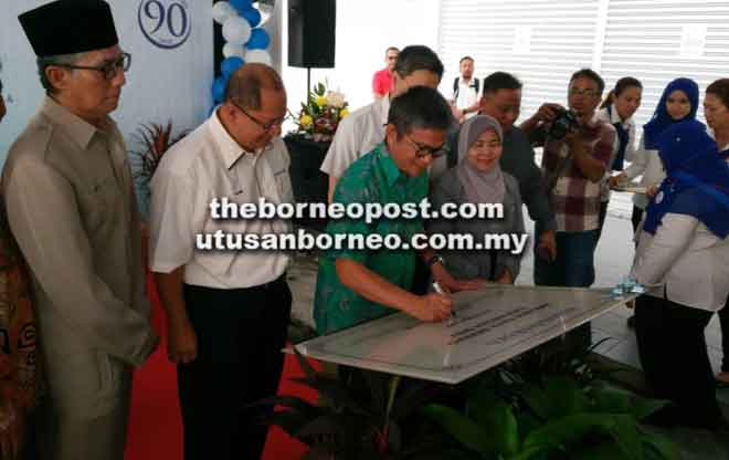  Dr Annuar menandatangani plak bangunan cawangan Amanah Raya yang dibuka di Sibu semalam.
