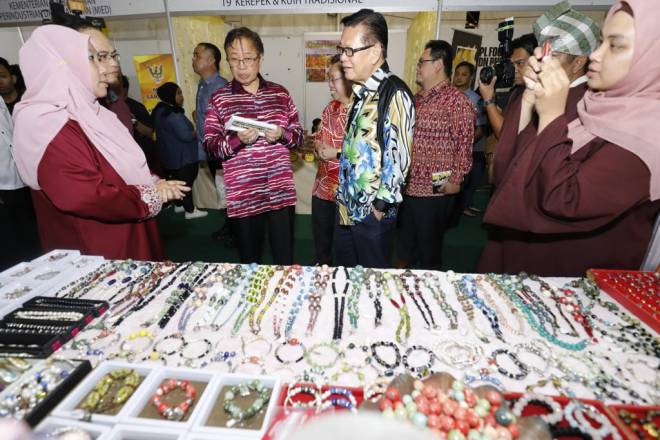 Abang Johari melawat Eskpo Pameran Agenda Warisan Pintar Old Kuching dalam satu majlis perasmian yang diadakan di Tebingan Sungai Kuching malam tadi. Foto oleh Chimon Upon