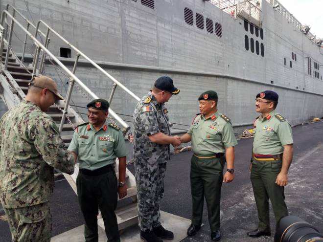 Kolonel Nadzri (dua kanan) berjabat tangan dengan Ketua Staf Latihan PP19, Kapten Brendon Zilko (tengah) yang tiba Pelabuhan Pending hari ini. Turut kelihatan Zaki (kanan) dan Zulfkar (dua kiri).