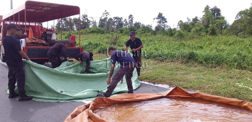 Bomba dua negara bertungkus-lumus padam kebakaran | Utusan ...