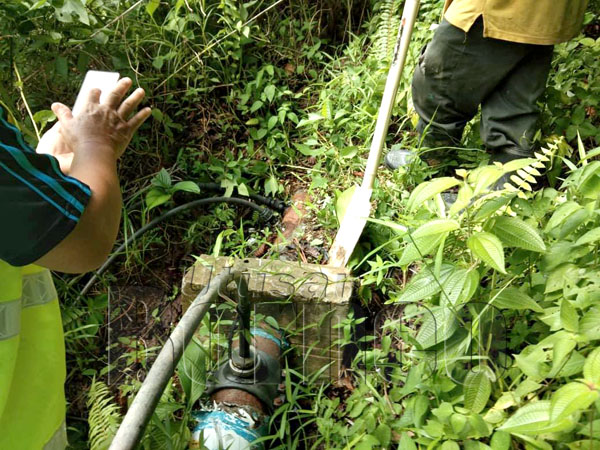 Jabatan Air  kesan 12 sambungan paip  haram Utusan Borneo 