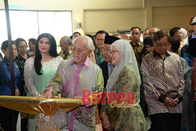 Tun Taib merasmi Pameran Dirgahayu | Utusan Borneo Online