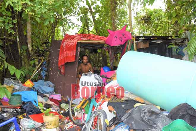 Longgokan sampah lubuk rezeki suami isteri  Utusan Borneo Online