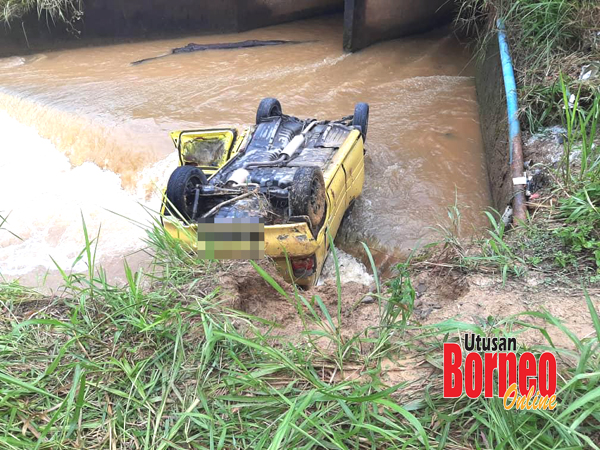 Pasangan warga emas terselamat kereta terjunam masuk 