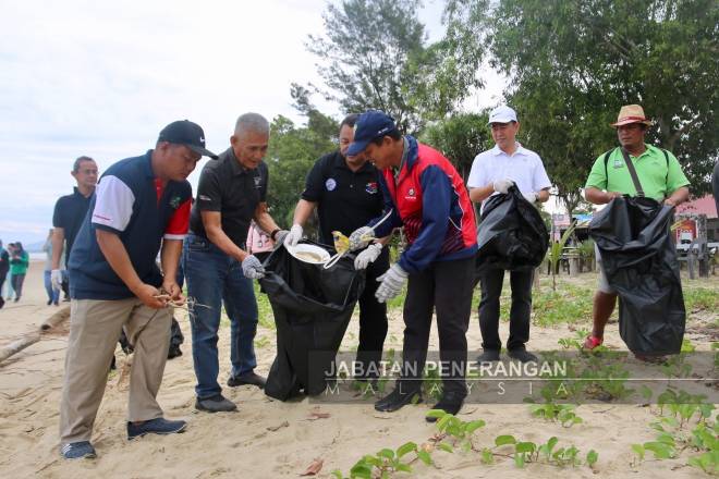 Jaga Kebersihan Pantai Pelihara Alam Sekitar Daud Utusan Borneo Online