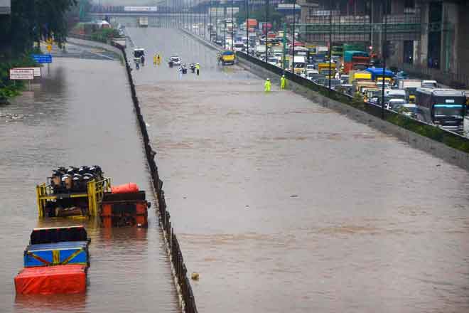 Hujan lebat membanjiri ibu kota Indonesia  Utusan Borneo Online
