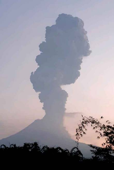 Gambar Kabut Asap Merapi muntahkan awan abu setinggi 6 000 meter Utusan 