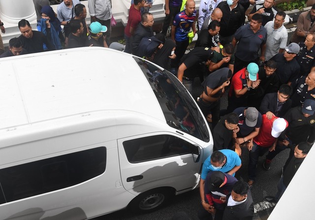 Gambar Panjat Pinang 12 polis Pulau Pinang  direman bantu siasatan kes rasuah 