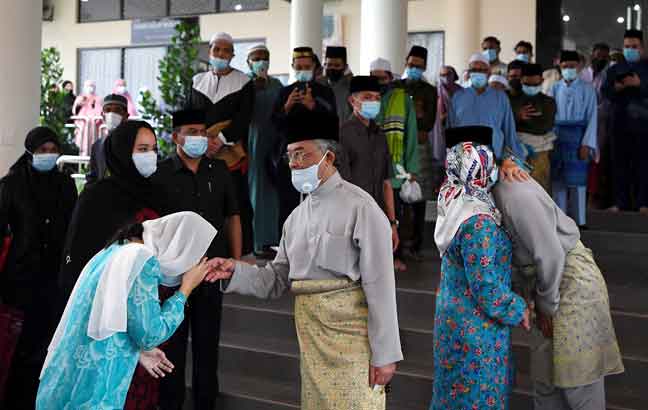 Agong, Permaisuri tunai solat Aidiladha di Masjid Tengku Ampuan 