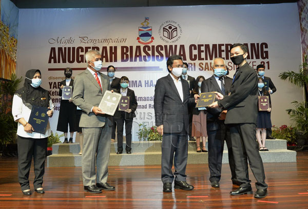Pelajar SPM terbaik Sabah terima anugerah BCNS | Utusan ...