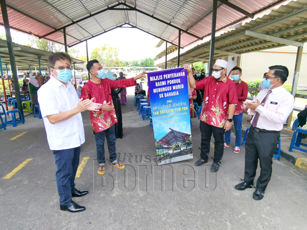 Liew Sumbang Pembinaan Bumbung Ruang Menunggu Sk Bahagia Utusan Borneo Online