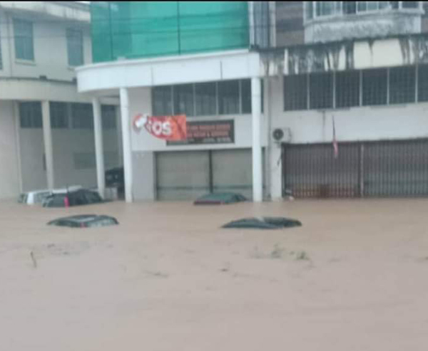 Banjir landa beberapa kawasan di pusat bandar | Utusan ...