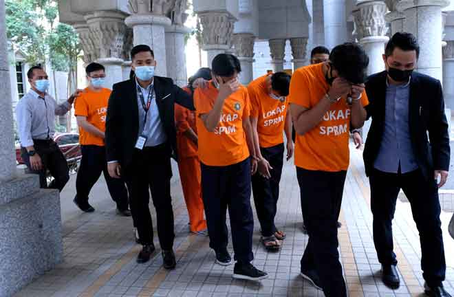 Sindiket penipuan SMS: Enam lagi individu direman  Utusan Borneo 