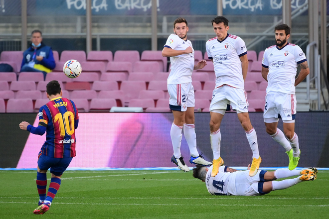  Messi menjaringkan gol pada perlawanan La Liga Sepanyol antara Barcelona dan Osasuna di stadium Camp Nou di Barcelona, kelmarin. — Gambar AFP