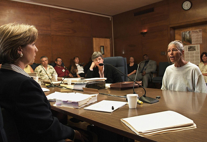  Gambar fail 28 Jun lalu menunjukkan Sheron Lawin (kiri), anggota Lembaga Pesuruhjaya Hukuman Penjara, mendengar keterangan Van Houten (kanan) di Penjara Wanita California di Corona, California. — Gambar AFP