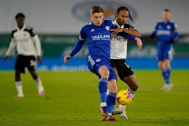  Barnes (dua kiri) bersaing dengan penyerang  Fulham Bobby Decordova-Reid (dua kanan) pada perlawanan Liga Perdana Inggeris antara Leicester City dan Fulham di Stadium King Power, Leicester, England kelmarin. — Gambar AFP