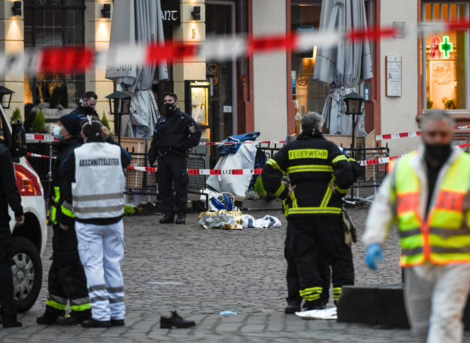  Anggota polis dan ambulans dilihat sedang menjalankan tugas di lokasi di mana sebuah kenderaan SUV merempuh              pejalan kaki di Trier, barat daya Jerman kelmarin. — Gambar AFP