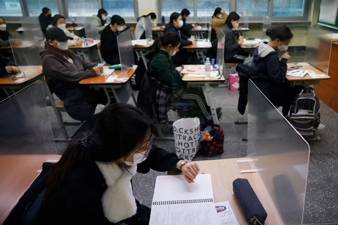 Pelajar Korea Selatan duduki peperiksaan di bawah SOP ketat | Utusan