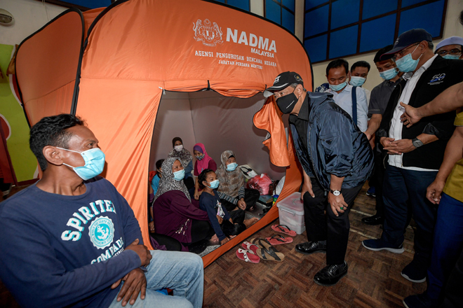 Muhyiddin santuni mangsa bencana banjir di Pahang | Utusan ...