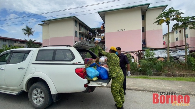 Petugas barisan hadapan bantu sampaikan barang keperluan ke flat