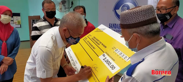 Suhaimi Sumbang Rm5 000 Kepada Persatuan Orang Buta Sabah Sandakan Utusan Borneo Online