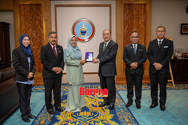  Hajiji (tiga kanan), Tah Nia (tiga kiri) bersama rombongan merakamkan gambar kenangan.