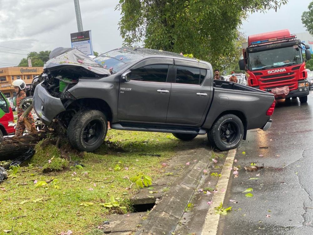 Kereta Terbabas Langgar Pokok Utusan Borneo Online 1892