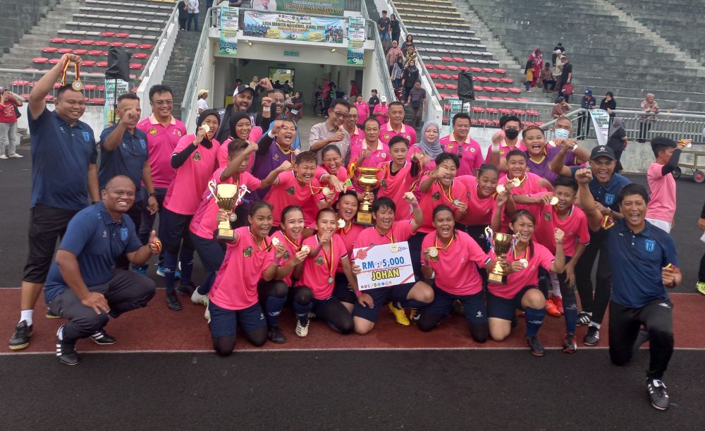 kuad Kuching FA berjaya menjulang kejuaraan Kejohanan Bola Sepak LWN Zon Sarawak 2022, semalam. Turut kelihatan Abdul Karim.