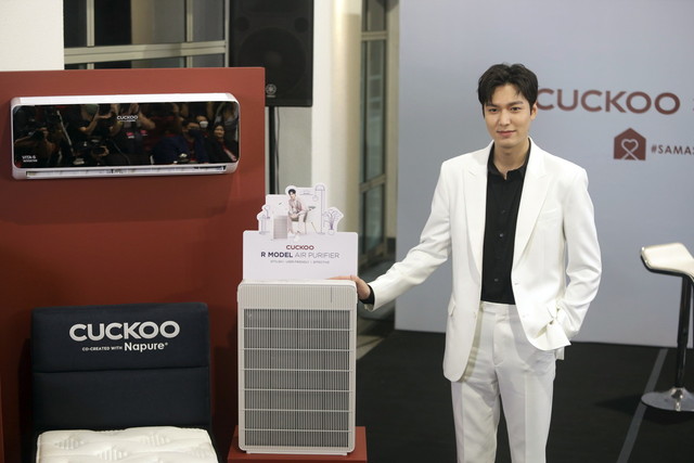  Duta jenama Cuckoo Superstar Korea Lee Min Ho bergambar bersama produk terbaharu Cuckoo iaitu 'R Model air purifier’ semasa Konsert Ulang Tahun Appreci8th Cuckoo di Arena Axiata semalam. - Gambar BERNAMA