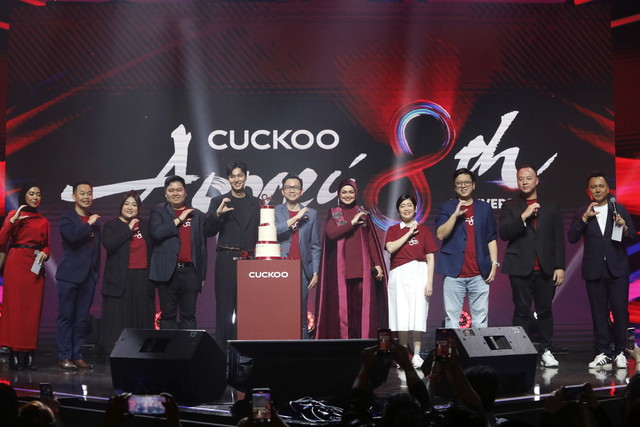 Hoe (tengah) bersama Lee Min Ho (lima kiri) dan Siti Nurhaliza (lima kanan) merakam gambar secara berkumpulan pada Konsert Ulang Tahun Appreci8th Cuckoo dan pelancaran produk di Arena Axiata, semalam. - Gambar BERNAMA 
