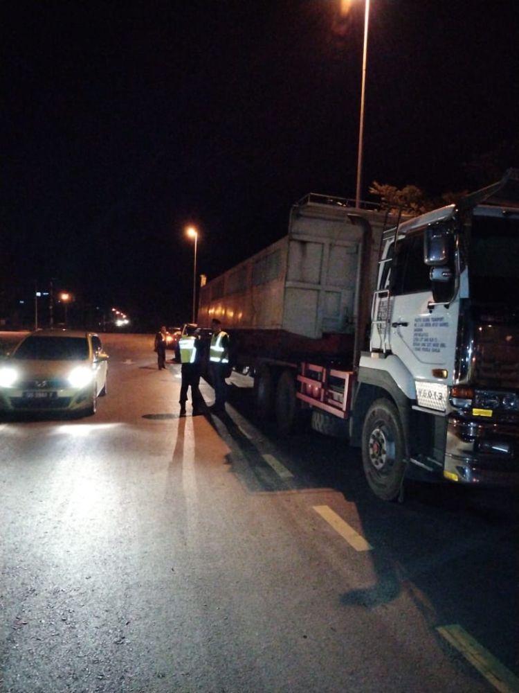 Pihak berkuasa memeriksa lori yang diletakkan secara haram di tepi jalan di Sibu Jaya semasa operasi bersepadu pada bulan lepas.