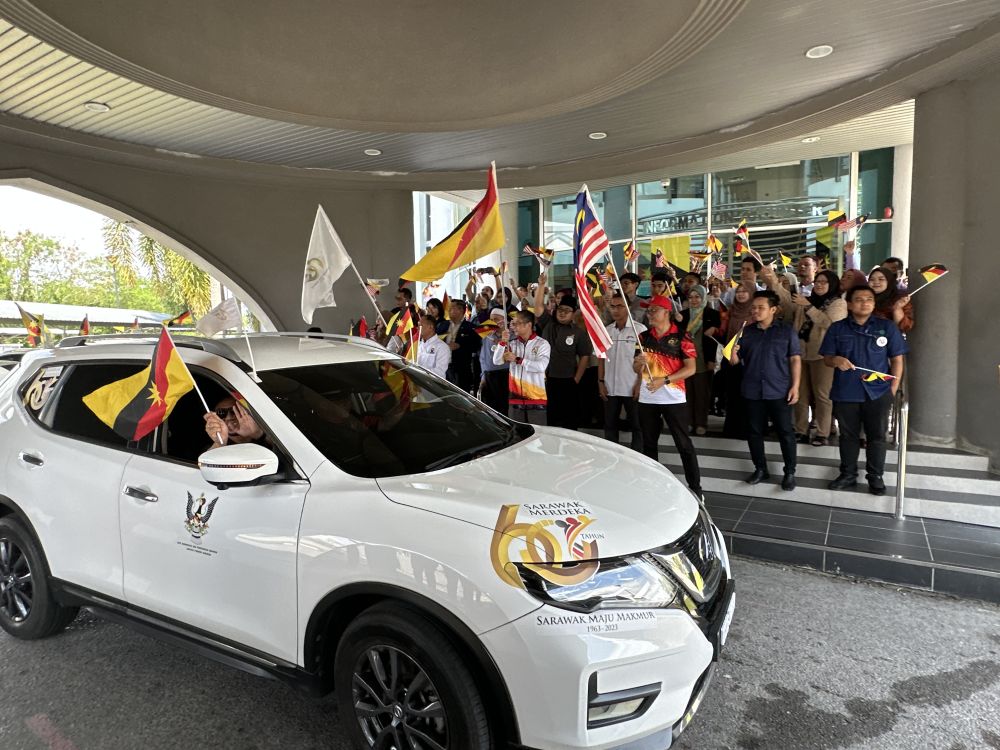 Wong (depan, dua kanan) melakukan pelepasan Konvoi Kembara Sarawak Merdeka di Bangunan Kompleks Islam Sibu hari ini.