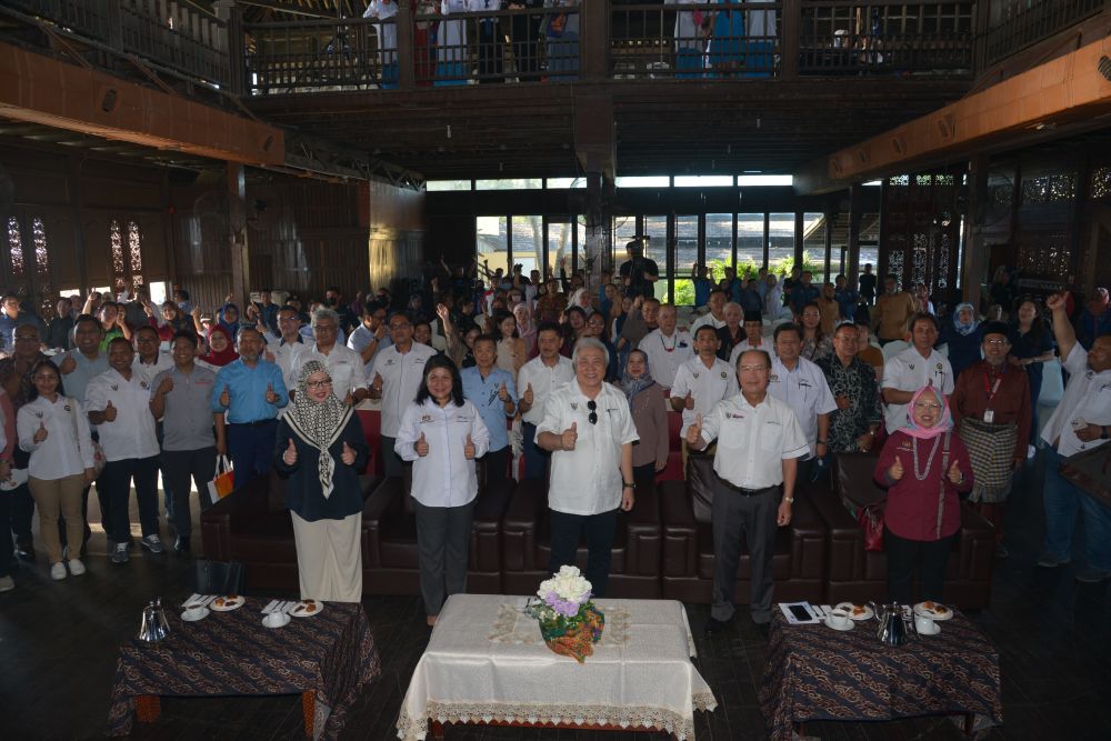 (Dari dua kiri) Saraswathy, Awang Tengah, Gerawat merakamkan kenangan bersama hadirin selepas majlis perasmian Minggu PMKS 2023 Peringkat Negeri Sarawak di Coco Cabana, Miri petang tadi. - Gambar Penerangan