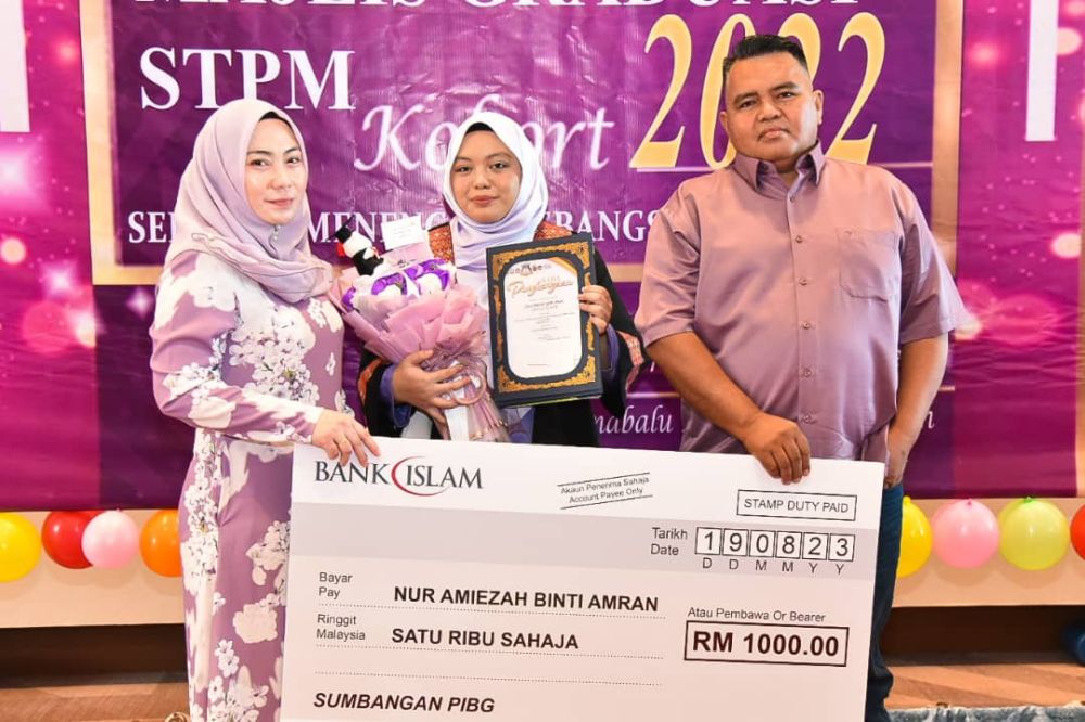  Penerima Anugerah Pelajar Terbaik STPM 2022 bergambar bersama keluarga pada majlis itu.